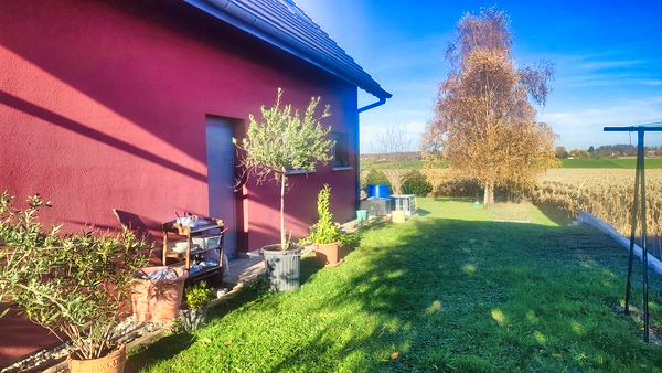 Façade latérale et jardin arboré avec vue campagne