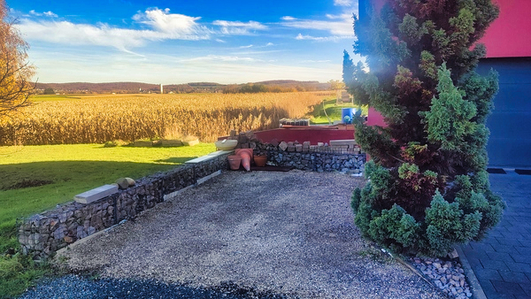 Jardin spacieux avec vue dégagée sur les champs