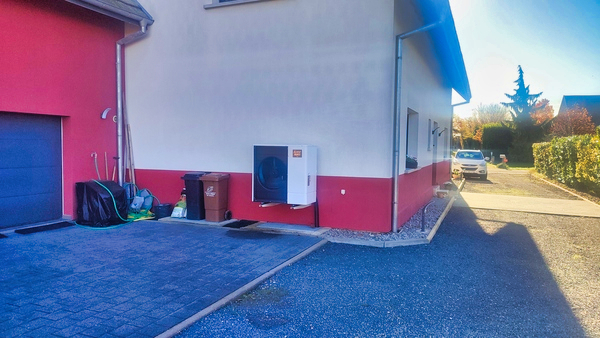 Pompe à chaleur et allée latérale côté extérieur
