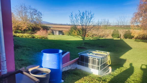 Grand jardin avec vue panoramique sur les champs d’Alsace