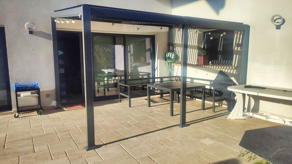 Terrasse extérieure moderne avec pergola et baie vitrée