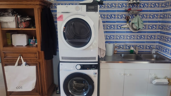 Buanderie équipée avec évier, plan de travail et meubles de rangement dans la maison d’exception à vendre