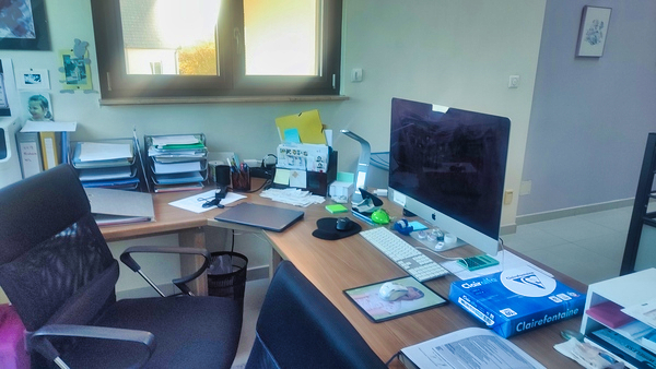 Espace de travail organisé dans bureau mezzanine lumineux