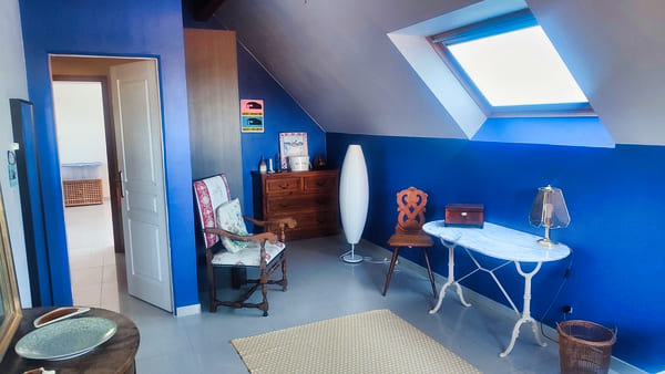 Grande pièce aménagée sous combles pour chambre enfant