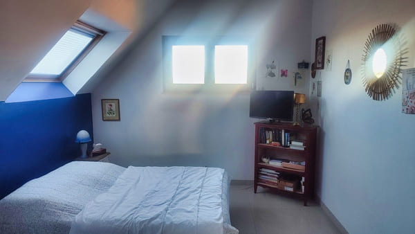 Chambre lumineuse sous combles avec lit double