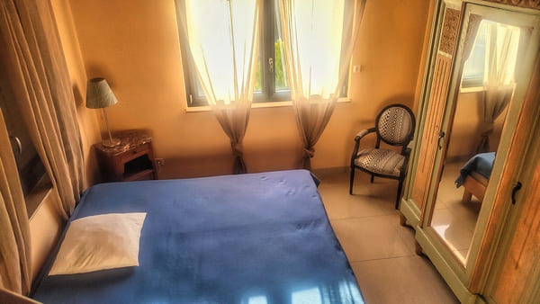 Chambre mezzanine lumineuse avec deux fenêtres