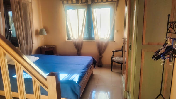 Chambre avec mezzanine et lumière naturelle à l’étage