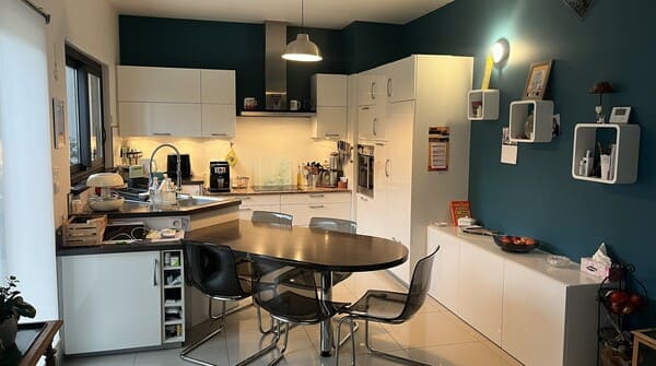 Cuisine moderne lumineuse au rez-de-chaussée de la maison d’exception à vendre à Saint-Bernard en Alsace