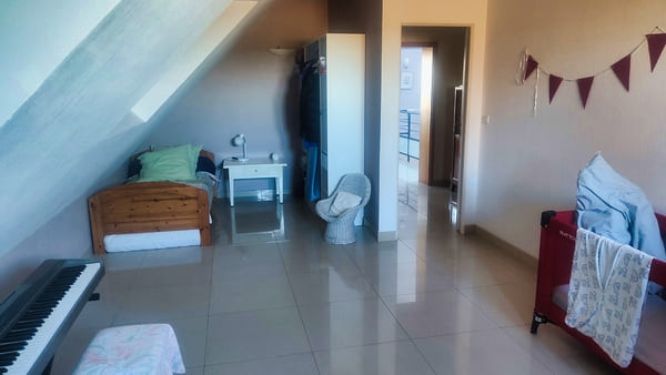 Grande chambre enfant sous combles avec espace de jeux