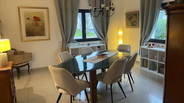 Salle à manger élégante et lumineuse donnant sur le jardin dans la maison à vendre à Saint-Bernard