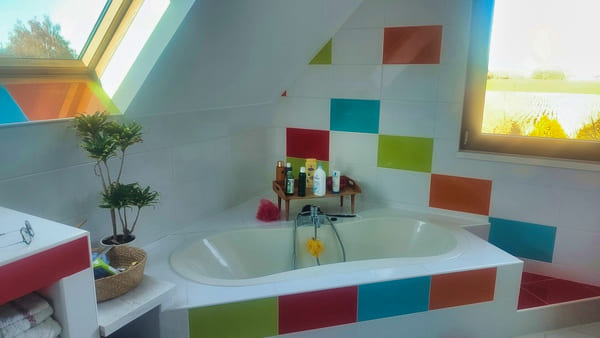 Salle de bain de l’étage avec baignoire sous combles