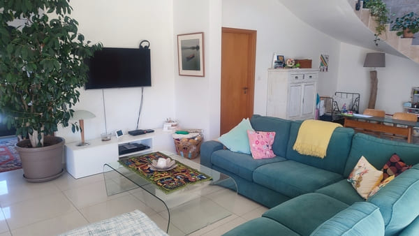 Grand salon moderne avec canapé d’angle et table basse dans la maison d’exception à vendre à Saint-Bernard