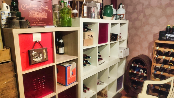 Cave aménagée vue d’ensemble avec étagères à vin