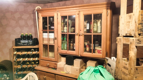 Cave avec armoire en bois et rangements de bouteilles