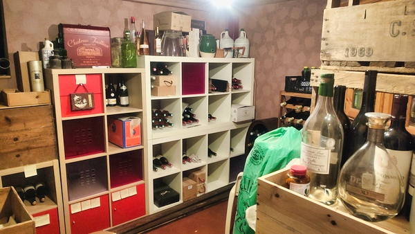Cave organisée avec étagères à vin et bouteilles