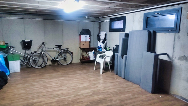 Sous-sol spacieux avec vélos rangements et fenêtres