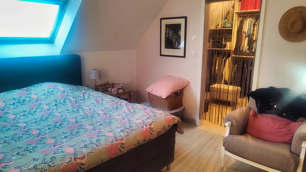 Suite parentale mansardée avec accès dressing à l’étage