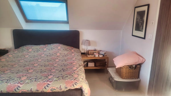 Suite parentale lumineuse avec grande fenêtre