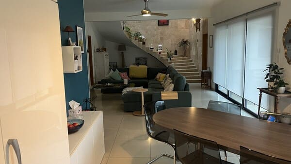 Vue ouverte depuis la cuisine sur le salon spacieux et lumineux de la maison à vendre à Saint-Bernard