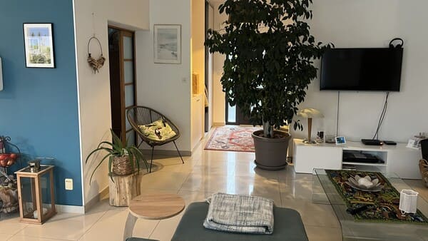 Vue du salon vers l’entrée et la salle à manger du rez-de-chaussée de la maison à vendre à Saint-Bernard